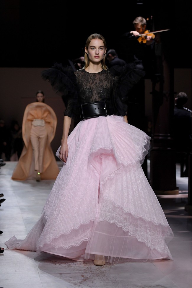 Fashion show koleksi Givenchy Haute Couture Spring 2020 di Paris Fashion Week, Paris, Prancis. [Photo by Pascal Le Segretain/Getty Images].