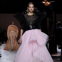 Fashion show koleksi Givenchy Haute Couture Spring 2020 di Paris Fashion Week, Paris, Prancis. [Photo by Pascal Le Segretain/Getty Images].