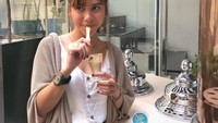 Melalui Instagramnya yang bernama @adindathomas, wanita 26 tahun ini kerap mengunggah foto dirinya saat kulineran. Salah satunya saat ia menyantap satu gelas kecil es krim. Foto: Instagram @adindathomas