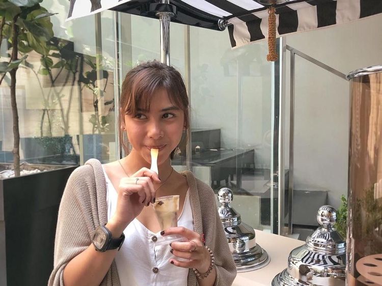 Potret Adinda Thomas, Aktris KKN di Desa Penari Saat Makan Es Krim dan Sushi