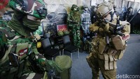 Seragam militer hingga peralatan perang seperti senjata laras panjang dipamerkan di Kemhan.