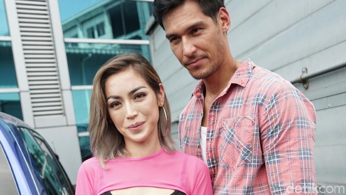 Jessica Iskandar dan Richard Kyle saat ditemui di studio Trans TV.