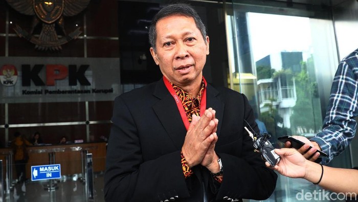 RJ Lino ditetapkan KPK sebagai tersangka kasus suap pada 2015 silam. Ia pun penuhi panggilan KPK untuk menjalani pemeriksaan kasus yang menjerat dirinya.