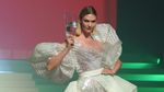 Adu Seksi Irina Shayk dan Karlie Kloss di Paris Fashion Week