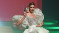 Sementara itu Karlie Kloss terlihat seksi menawan dengan gaun berlapis. Pascal Le Segretain/Getty Images