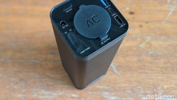 Bagian samping kanan tempat semua port. Foto: Adi Fida Rahman/detikINET