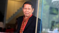 Sesekali ia tersenyum kepada awak media saat tiba di halaman gedung KPK, Jakarta.