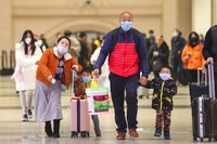 Warga China memakai masker untuk mengantisipasi virus corona
