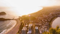 Sebagai salah satu destinasi wisata populer, Selandia Baru merupakan bagian Zealandia yang paling banyak dihuni oleh manusia. Hal itu pun tampak dari banyaknya gunung api di Auckland, ibukota Selandia Baru (Tourism New Zealand)