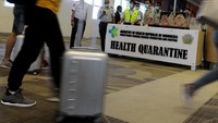 Sejumlah petugas disiagakan di Bandara Juanda Surabaya untuk memantau suhu tubuh penumpang pesawat, Rabu (2212020). Antara Foto/Fikri Yusuf.