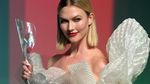 Adu Seksi Irina Shayk dan Karlie Kloss di Paris Fashion Week