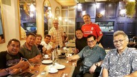 Bersama teman-temannya, Irfan kumpul di sebuah restoran. Mereka sepertinya sedang mendiskusikan hal serius. Foto: Instagram setiaputrairfan