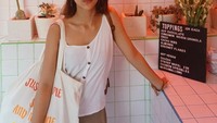 Saat liburan ke Bali, Adinda tak lupa untuk menyempatkan datang ke toko es krim yang hits di Bali. Ia mengabadikan momennya saat memesan es krim di Ice Ice Baby. Foto: Instagram @adindathomas