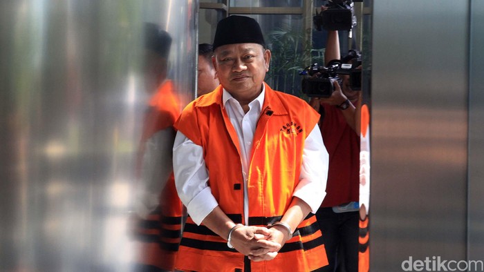 KPK kembali memeriksa Bupati nonaktif Sidoarjo Saiful Ilah. Saiful Ilah diperiksa dalam kasus suap pengadaan empat proyek infrastruktur di Dinas PUPR Kabupaten Sidoarjo.