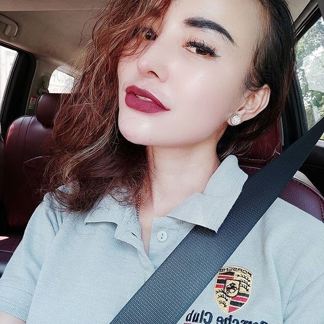 Aktris yang juga mantan model Cynthiara Alona juga pernah mengaku melakukan filler pada bibirnya. Hal ini dilakukannya agar bibirnya bisa terlihat lebih penuh. Cynthiara Alona bahkan sempat pergi ke Singapura untuk melakukan filler bibir. Foto: Instagram@cynthiara_alona