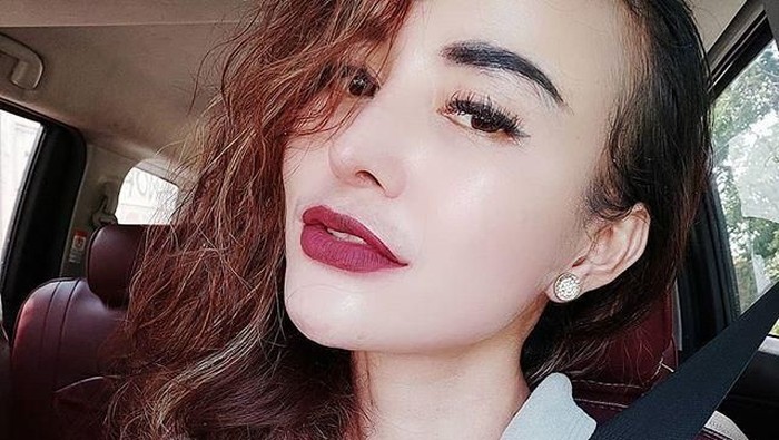 Aktris dengan bibir ala Kylie Jenner cynthiara alona