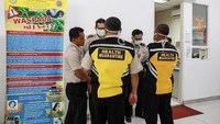 Sejumlah petugas juga disiagakan di ruang isolasi Bandara Juanda Surabaya. Antara Foto/Umarul Faruq.