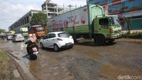 Kondisi jalan yang basah dan berlumpur juga membahayakan para pengguna jalan.