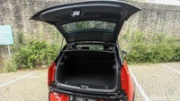 Saat detikcom melakukan test drive dari Jakarta-Bogor pulang pergi (82 km), kapasitas baterai tersebut tentunya sudah lebih dari cukup. Kendati mobil sempat digeber di tol dan melewati beberapa titik kemacetan yang tentunya sangat menguras daya baterai.