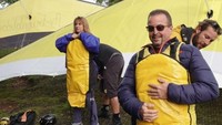 Momen naik gantole merupakan hari pertama mereka di Swiss. Hari itu adalah hari yang menakjubkan, matahari menyinari panorama Alpen yang memesona dengan hutan rimbun di bawahnya (Foto: Chris Gursky/CNN)