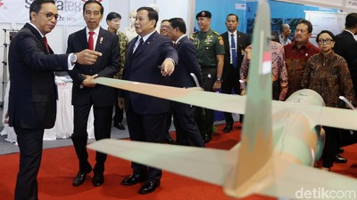 Kompak! Jokowi-Prabowo Tinjau Pameran Alutsista Buatan Dalam Negeri