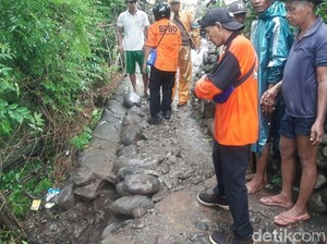 Diguyur Hujan Deras Tanah Jalan di Situbondo Ini Retak-retak