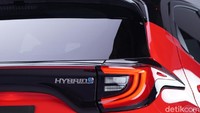 Bagian belakang Yaris hybrid, ada emblem hybrid dekat lampu belakang LED dengan desain mirip huruf J.