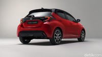 Mobil memiliki mesin 1,5 liter yang dipadukan dengan teknologi hybrid, pertama dipasang Toyota pada Yaris.