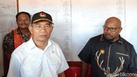 Menko PMK Muhadjir Effendy (bertopi hitam) dan Bupati Merauke Frederikus Gebze (kemeja hitam) usai berdiskusi soal desain fasilitas sirkuit.
