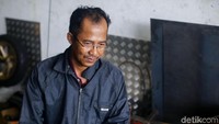 Tak sedikit warga biasa hingga aparat TNI dan Polisi datang ke bengkelnya untuk dibuatkan maupun memodifikasi motor agar ramah disabilitas.