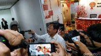Tanpa mengenakan masker, Menkes Terawan mendatangi kantor Huawei di Wisma BRI 2, Kamis (23/1/2020). (Foto: Sarah/detikHealth)