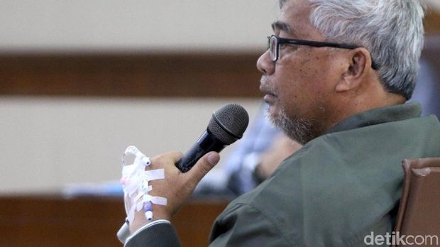 Mantan Ketua MK Akil Mochtar menyambangi Pengadilan Tipikor Jakarta. Kedatangannya untuk bersaksi di sidang kasus suap yang menjerat Muchtar Ependy.