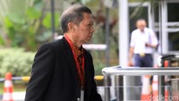 RJ Lino nampak mengenakan kemeja batik yang dibalut dengan jas berwarna hitam saat tiba di KPK.