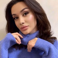 Model berusia 29 tahun ini bersikeras bahwa penampilannya itu didapatkan dari ayahnya. Alina juga sengaja menghindari memakai riasan atau rambut dengan gaya yang mirip dengan Angelina Jolie untuk menghindari banyak orang membandingkan penampilannya. Foto: Instagram