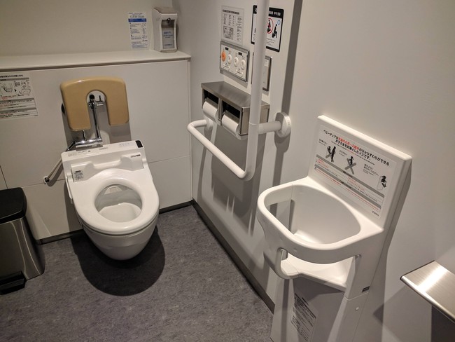 Kamar mandi seperti ini sayangnya belum banyak ada di Indonesia. Alat untuk menggendong bayi ketika ibunya sedang menggunakan toilet. Selain penggendong bayi sementara, kamar mandi pun dibuat lebih besar sehingga lebih nyaman. Foto: Imgur