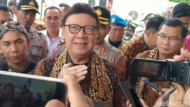 Tjahjo Kumolo Buka-bukaan Mau Hapus Tenaga Honorer