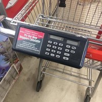 Tak hanya menjaga penampilan, wanita juga disibukkan dengan mengurus keuangan keluarga. Karena itu, keranjang belanja dengan kalkulator ini bisa sangat membantu mereka saat berbelanja. Foto: Reddit