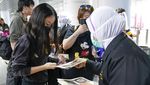 Cegah Virus Corona, Warga Dunia Mudik Jelang Imlek Pakai Masker
