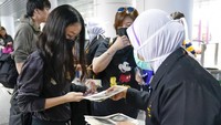 Sejumlah warga yang tiba maupun hendak pergi ke sejumlah negara dari Bandara Internasional Kuala Lumpur mendapatkan brosur berisi informasi terkait virus corona jenis baru. Penyebaran brosur itu dilakukan sebagai tindakan pencegahan menyebarnya virus corona jenis baru tersebut secara luas. AP Photo/Vincent Thian.