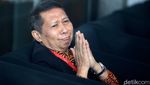 Lambaian Tangan RJ Lino Saat Akan Diperiksa KPK