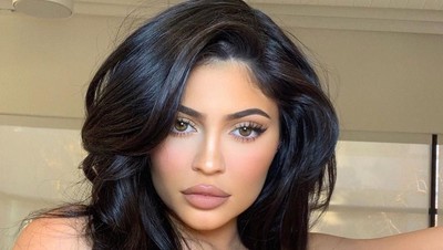 Gaya Kontroversial Kylie Jenner dan 7 Seleb yang Tampil Seperti Tanpa Busana