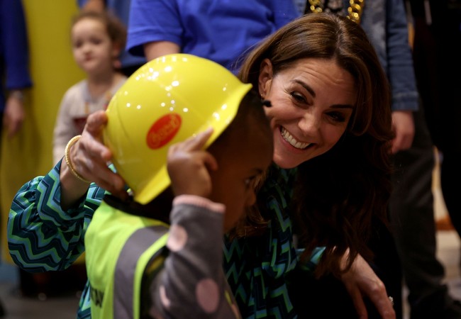 Menurut akun fans Kate Middleton Middleton Maven, gelang baru merupakan keluaran label Inggris Halcyon Days. Dinamai Gold Plated Maya Torque Bangle, gelang itu dijual seharga 110 pound sterling atau hampir mencapai Rp 2 juta. (Foto: Eddie Keogh-WPA Pool/Getty Images)