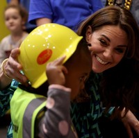 Menurut akun fans Kate Middleton Middleton Maven, gelang baru merupakan keluaran label Inggris Halcyon Days. Dinamai Gold Plated Maya Torque Bangle, gelang itu dijual seharga 110 pound sterling atau hampir mencapai Rp 2 juta. (Foto: Eddie Keogh-WPA Pool/Getty Images)