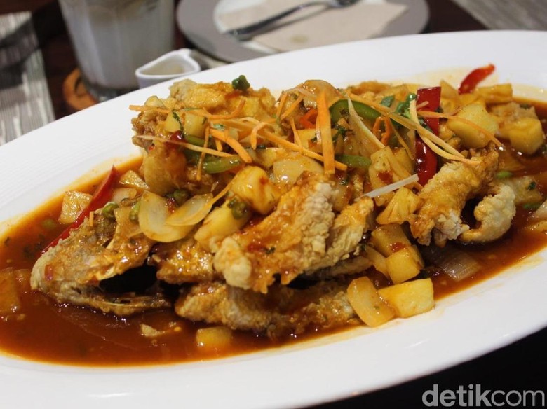 Aroma Padi : Gurih Renyah Ikan Gurame Tiga Rasa ala Peranakan Aroma Padi : Gurih Renyah Ikan Gurame Tiga Rasa ala Peranakan