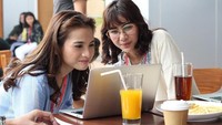 Tak hanya berperan di film KKN di Desa Penari, Adinda Thomas juga pernah berperan di film 99 Nama Cinta bersama Acha Septriasa. Ini kedekatan mereka saat break syuting dan menyantap teh manis, jus jeruk, serta kentang goreng. Foto: Instagram @adindathomas