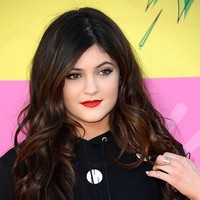 2013Inilah penampilan bold Kylie Jenner di 2013. Kylie tampil menggunakan lipstik warna merah. Ia tampak sengaja melebihkan memakai lipstik di bagian bawah bibirnya untuk efek lebih tebal.  Foto: Getty Images