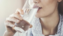 Benarkah Banyak Minum Air Putih Bisa Cegah Virus Corona? Ini Faktanya