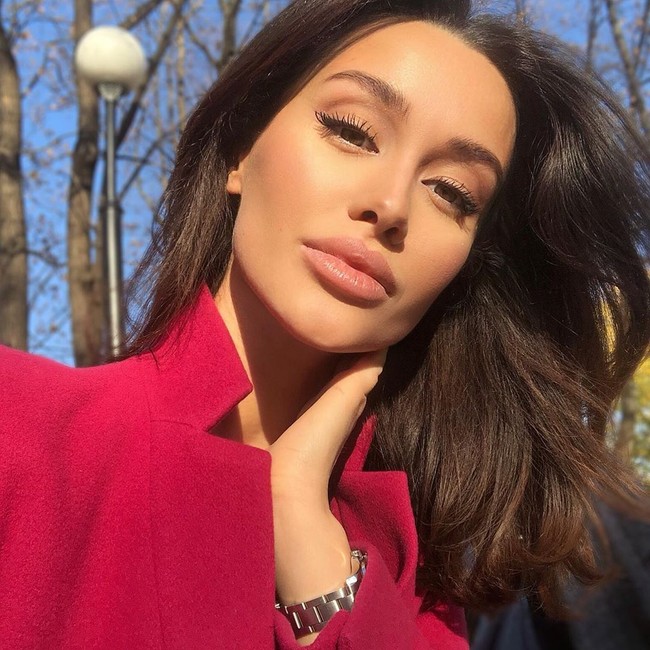 Meskipun Alina menghindari penampilannya disebut mirip Angelina Jolie, tapi bentuk matanya, bibir yang sedikit tebal, tulang pipi dan rahang yang tajam membuatnya terlihat seperti Angelina Jolie. Foto: Instagram