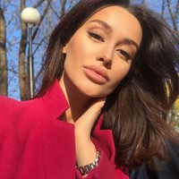 Meskipun Alina menghindari penampilannya disebut mirip Angelina Jolie, tapi bentuk matanya, bibir yang sedikit tebal, tulang pipi dan rahang yang tajam membuatnya terlihat seperti Angelina Jolie. Foto: Instagram