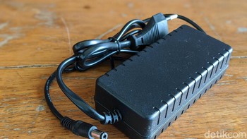 Dalam paket penjualan disertakan charger. Foto: Adi Fida Rahman/detikINET